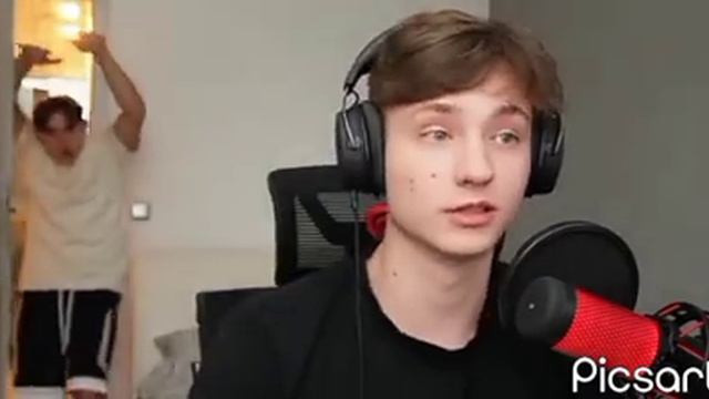 К ДОМЕРУ ПРИШЛА ДЕВУШКА НА СТРИМЕ.ВЕСЬ ЧАТ 18+!! смотреть онлайн