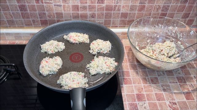 Что приготовить из крабовых палочек? Простой рецепт вкусных оладьев из крабовых палочек.