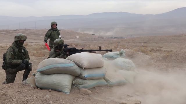 Стрельба российских расчетов из крупнокалиберных пулеметов Утес.