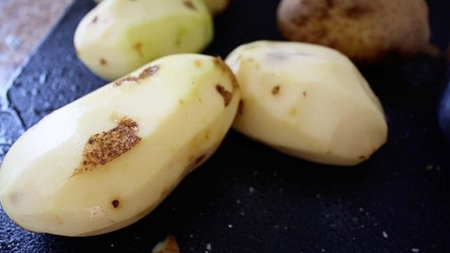 Новогодняя закуска из сыра и картофеля