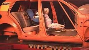 Краш-тест в автокресле и без