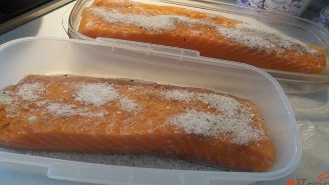 Слабосоленая семга в апельсиновом соке с пряными травами