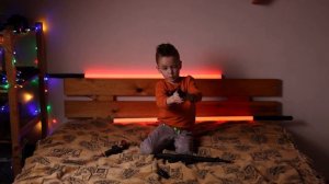 Марк играет с игрушечным пистолетом, гранатой и автоматом