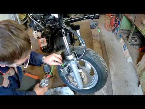 Как без труда прокачать тормоза мотоцикла или мопеда смотреть онлайн
