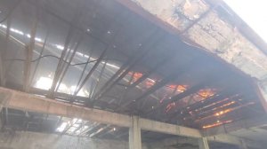 Кровля нефункционирующее столичного кожзавода загорелась в Сухуме