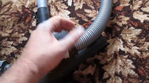 Фиксатор всасывающего шланга пылесоса, разбираем разницу .