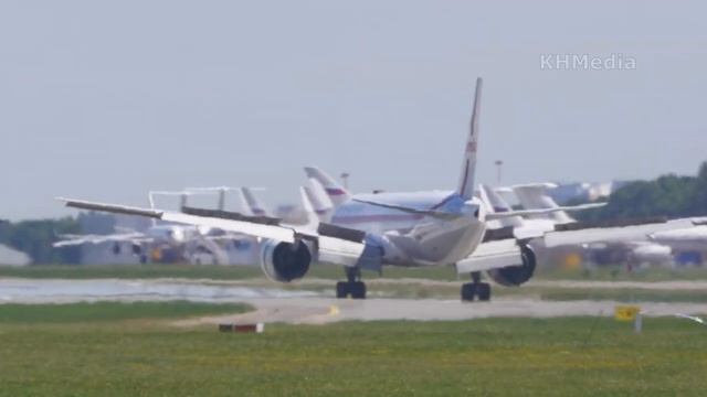 Боинг 777 президента Индонезии PK-GIG мягко посадил при порывистом ветре смотреть онлайн