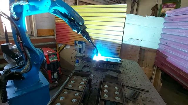 Сварочный робот CRP сваривает закладные детали на производстве у клиента в Московской области