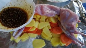 Готовим кролика на углях.baked rabbit#запеченныйкролик#еленазагороднаяжизнь