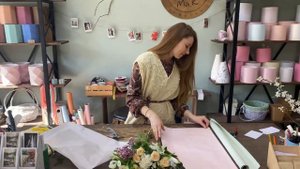 Упаковка букета с чойсией и альстромерией
