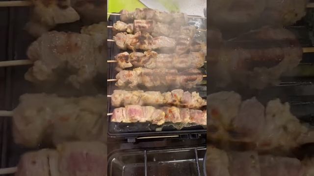 Шашлык из свиной шейки на электрогриле #рецепт #шашлык #шашлыкизсвинины #электрогриль #готовимдома