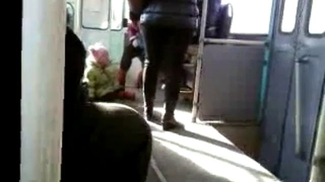 Прикол в тралике, дикая девочка смотреть онлайн