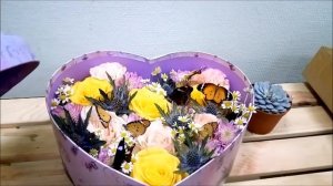 Живые бабочки в коробке с цветами