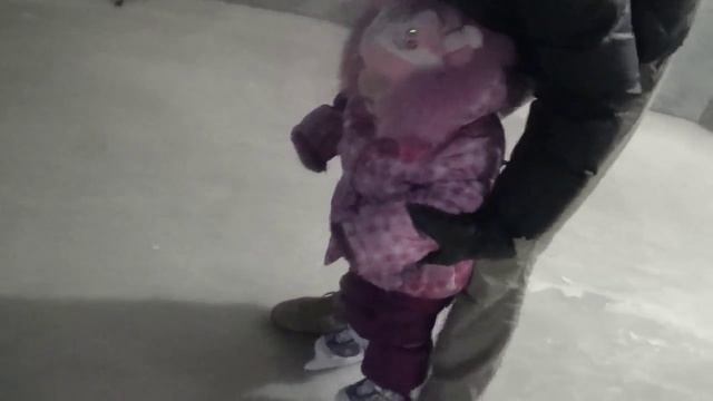 ПЕРВЫЕ КОНЬКИ ♥ На каток в 2 года ♥ Ребенок 2 года 3 месяц смотреть онлайн