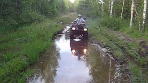 Заднеприводный квадроцикл рысь-2 по луже.