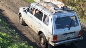 Нива застряла в грязи по дороге на дачу. За что мы любим Ниву.