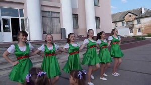 Девушки в зелёных платьях первый танец