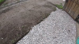Отсыпал щебнем выезд из гаража!