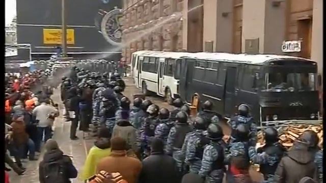 "Беркутов" обливают горячей водой со шланга! смотреть онлайн