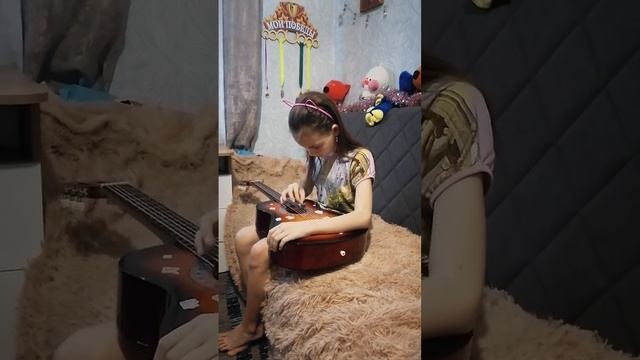 Подарок на день рождения - Учусь играть на гитаре. Играю первый раз (строго не судите) #гитара смотреть онлайн