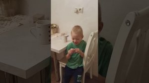 Малыш поет "Группа крови на рукаве" 😂