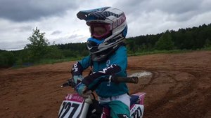 Девочка учится на мотоцикле в 6 лет