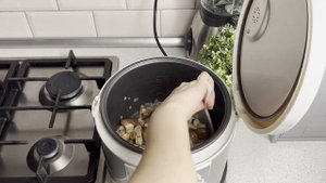 КАК ПРИГОТОВИТЬ ТУШЕНУЮ КАРТОШКУ С ГРИБАМИ В МУЛЬТИВАРКЕ? Вкусное повседневное блюдо