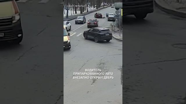 Велосипедисту смертельно не повезло — один водитель отправил его под колеса к другому в Петербурге