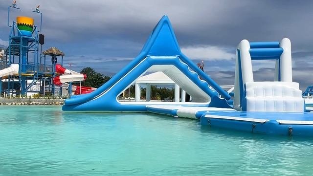 Надувной город на воде