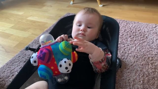 Ухохатывается до икоты ? Милота ? Дэниелу 6 месяцев ?? Будни мамы в Швеции смотреть онлайн