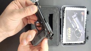 Уменьшенная коллекционная модель пистолета Beretta 92 в масштабе 1:2