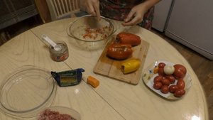 Фаршированные перцы фаршем и булгуром в микроволновке .