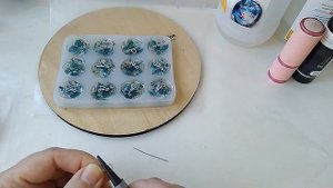 Пуговицы из эпоксидной смолы  с цветами на ножке