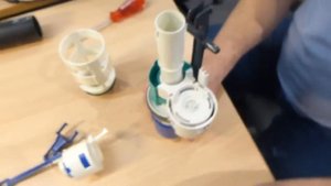 Mонтаж пневмокнопки в бачок инсталляций Geberit Sigma