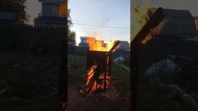Правильно сжигаю в бочке старые дрова и мусор на участке. смотреть онлайн