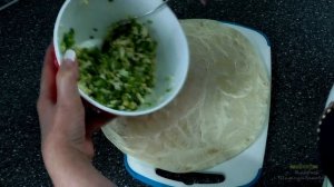 Шаурма с зеленым луком и яйцом. Салат завернутый в лаваш. Лаваш. Рецепт салата в лаваше