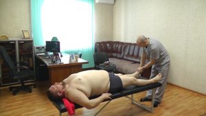 На приём приехал известный костоправ из Новотроицка Риас Бахтев