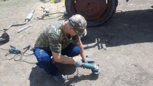 Ремонт трактора т16.Устонавливаем самодельный глушитель.