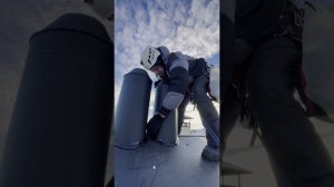 Течет крыша, обмерзает дымовая труба и вентиляция, сосульки на дымоходе.