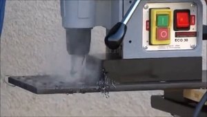 Магнитный станок ECO 30 EUROBOOR сверлим металл дрелью на магните, уникальное видео в работе!