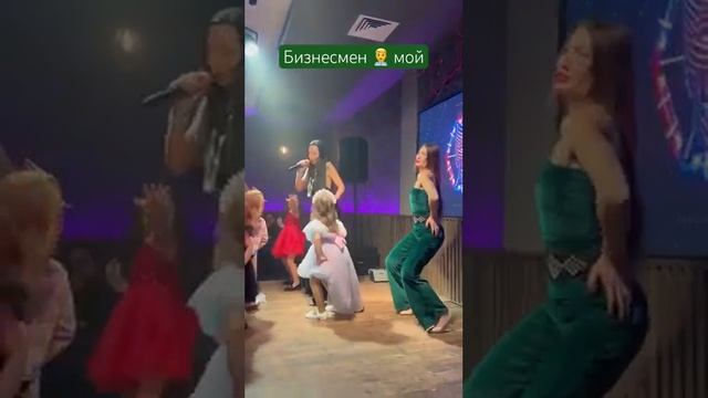 Пришли попеть в караоке ? дети ? повторили танец ? #annabronnikova #аннабронникова #songwriter смотреть онлайн