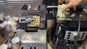 Delonghi Magnifica S Ecam течёт под кофемашину и в поддон. Решение просто и дорого )))