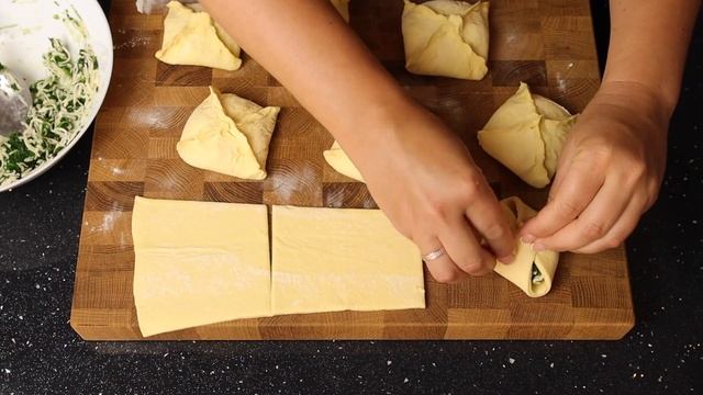 Рецепт на скорую руку Пирожки из слоеного теста с шпинатом и сыром - идеальное блюдо всего за 30 ми