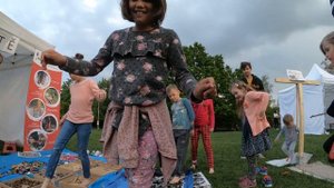 Чем занять ребенка в выходные: чешские дети ходят босиком по битому стеклу.