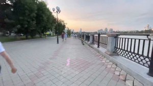 Прогулка по набережной в центре Екатеринбурга