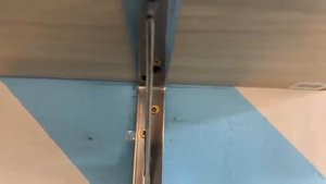 Как прикрепить полку без уровня