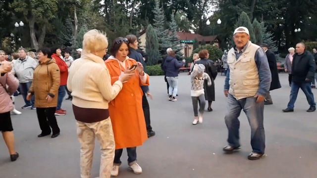 Заманила, соблазнила,раздразнила!!!Танцы в парке Горького!!!Хврьков 2021 смотреть онлайн