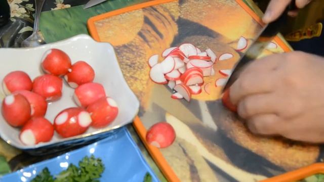 Салат из зеленой редьки с редиской и специями от Михаила Столярова.