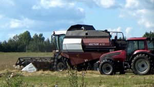 Уборка зерновых на полях СПК "РОДИНА" около города Вязники
