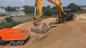Погрузка самосвала Камаз 43118 экскаватором JCB JS240LC часть 1